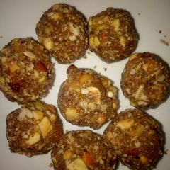 A picture of Date, anjeer and dryfruit laddu.