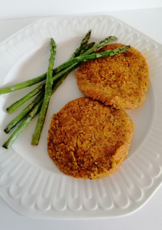 Una foto de Burger de alubias pintas y quinoa