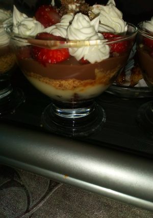 صورة لوصفة تحلية بالكريم شانتيه والفراولة 🍓