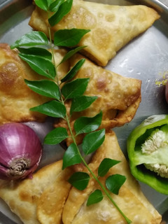 வெஜிடபிள் சமோசா(Vegetable samosa recipe in tamil) செய்முறை முக்கிய புகைப்படம்