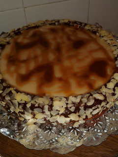 Una foto de Bizcocho relleno de crema pastelera sabor caramelo