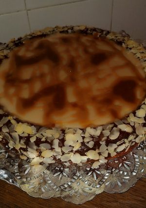 Una foto de Bizcocho relleno de crema pastelera sabor caramelo