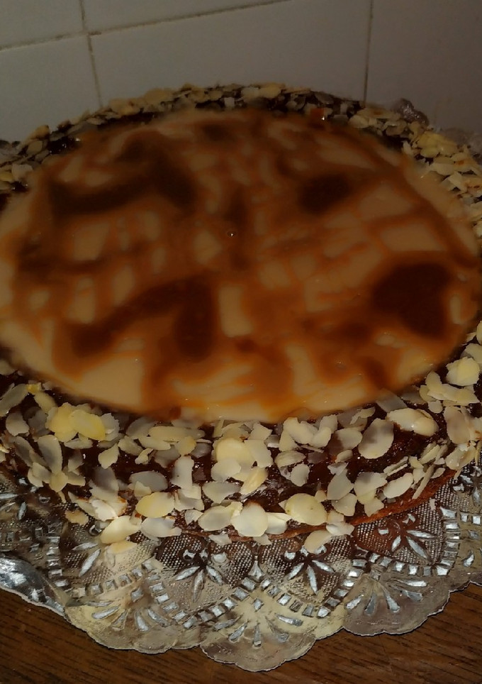 Una foto de Bizcocho relleno de crema pastelera sabor caramelo