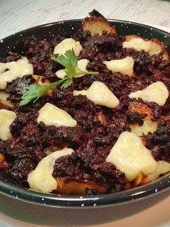 Una foto de Morcilla con patatas fritas y alioli