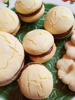 Una foto de Alfajores de maicena sin gluten, con aceite
