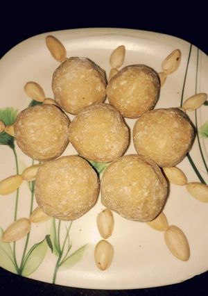 गोंद का लड्डू (Gond ka laddo recipe in hindi) रेसिपी मुख्य फोटो