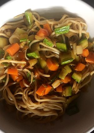 Una foto de Fideos con verduras