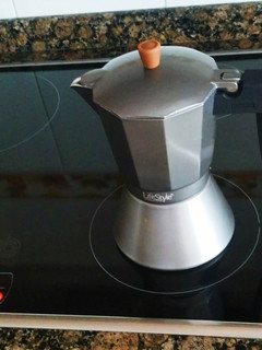 Una foto de Café colombiano recién molido