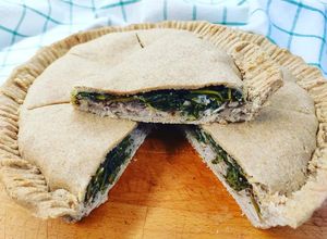 Foto di Torta rustica con cannellini, cicoria e olive leccino