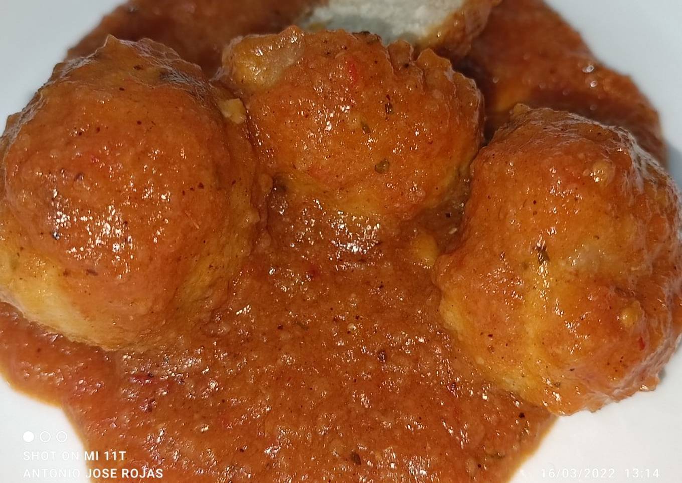 Albóndigas de emperador en salsa de tomate