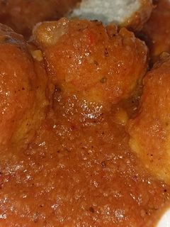 Una foto de Albóndigas de emperador en salsa de tomate