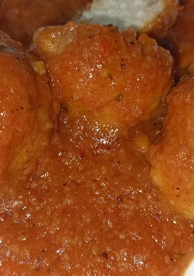 Una foto de Albóndigas de emperador en salsa de tomate