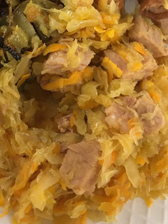 Una foto de Sauerkraut o Repollo Agrio al estilo ucraniano con chuletas ahumadas