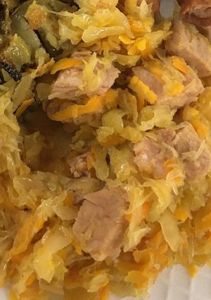 Una foto de Sauerkraut o Repollo Agrio al estilo ucraniano con chuletas ahumadas
