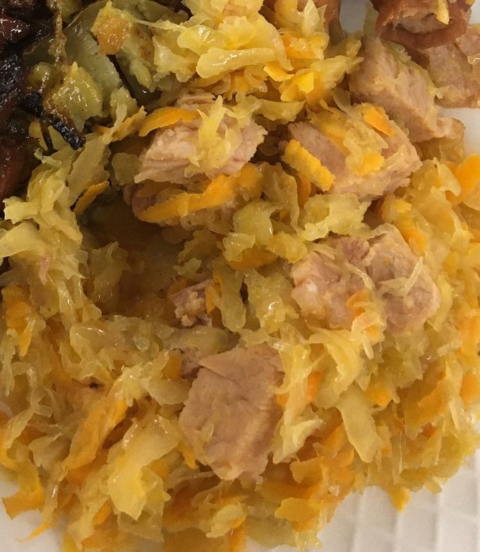 Una foto de Sauerkraut o Repollo Agrio al estilo ucraniano con chuletas ahumadas