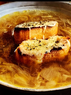 Una foto de Sopa francesa de cebolla 😍😍 (sin lactosa)