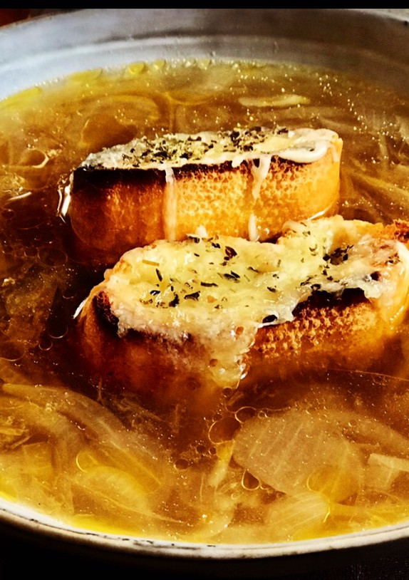 Una foto de Sopa francesa de cebolla 😍😍 (sin lactosa)