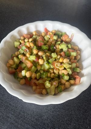 A picture of Chickpeas Salad.