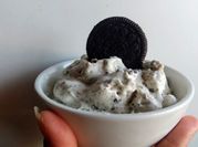 Una foto de postre con leche condensada y oreo