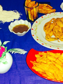 फिंगर चिप्स एंड मिर्ची पकौड़ा (finger chips and mirchi pakoda recipe in hindi) रेसिपी मुख्य फोटो