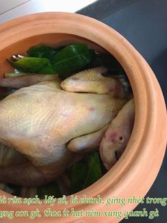 Hình của món Gà hấp muối sả lá chanh.