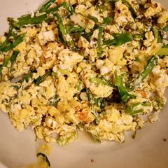 Scrambled eggs with broccoli 🥦 A picture of Scrambled eggs with broccoli 🥦.