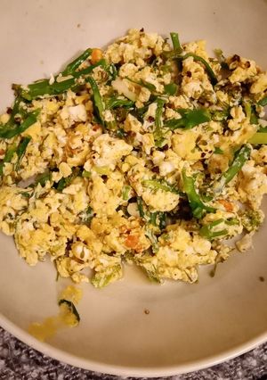 A picture of Scrambled eggs with broccoli 🥦.