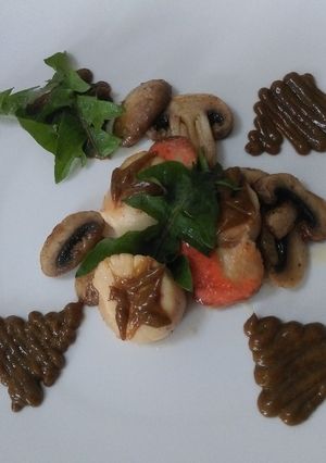 Una foto de Vieiras con salsa de mango al aceite de sésamo y ajos negros