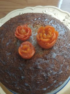 Una foto de Torta de zanahoria con sus flores en zanahoria