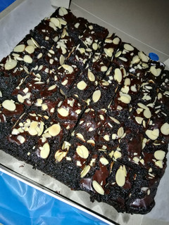 A picture of Almond Brownie Kedut Pecah #PinkBoxCereal.