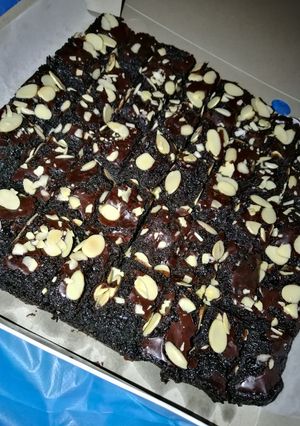 A picture of Almond Brownie Kedut Pecah #PinkBoxCereal.