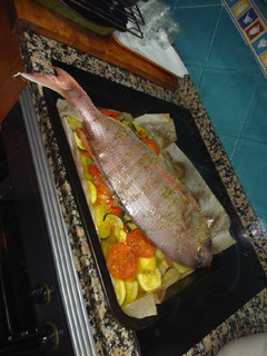 Una foto de Pargo rojo al horno con verduras