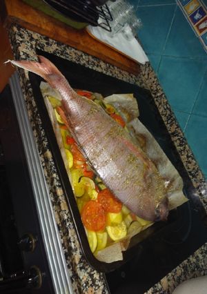 Una foto de Pargo rojo al horno con verduras