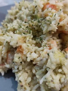 Una foto de Ensalada de arroz basmati, langostinos, aguacate y coco 🦐 🥑 🥥