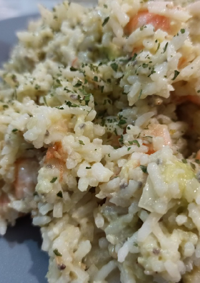 Una foto de Ensalada de arroz basmati, langostinos, aguacate y coco 🦐 🥑 🥥