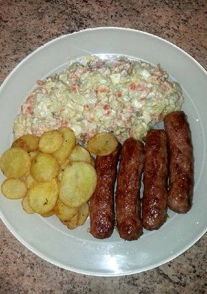 Una foto de Ensalada de zanahoria y pepinillos con longanizas pavo