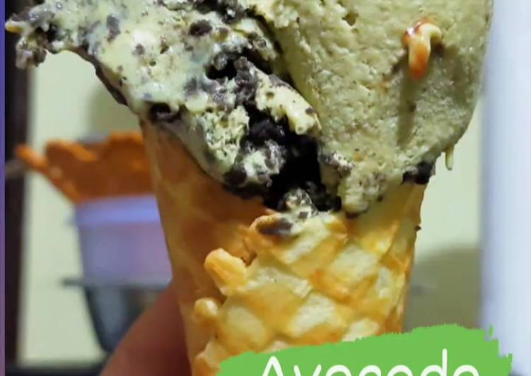 Avocado ice cream topping chocochips / oreo