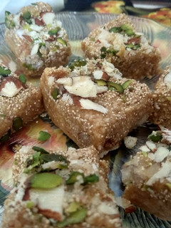 तिल बर्फी (Til barfi recipe in hindi) रेसिपी मुख्य फोटो