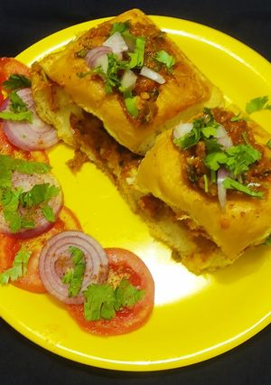 મસાલા પાઉં (Masala Pav Recipe In Gujarati) રેસીપી મુખ્ય ફોટો
