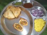 દાબેલી સમોસા (Dabeli Samosa Recipe In Gujarati)