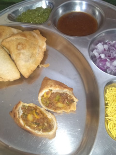 દાબેલી સમોસા (Dabeli Samosa Recipe In Gujarati) રેસીપી મુખ્ય ફોટો