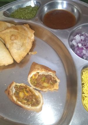 દાબેલી સમોસા (Dabeli Samosa Recipe In Gujarati) રેસીપી મુખ્ય ફોટો