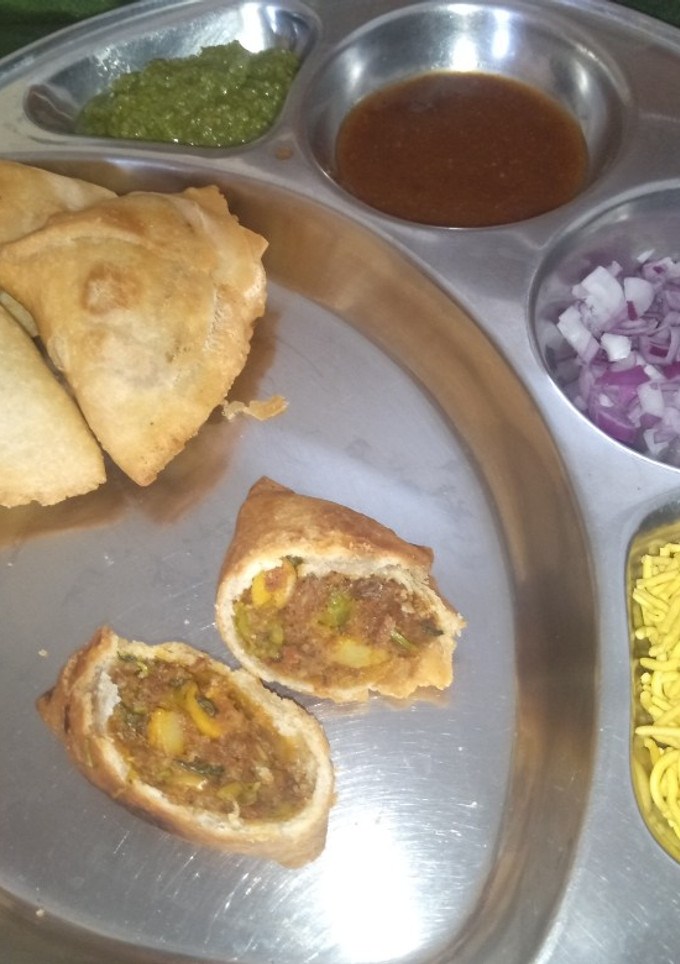 દાબેલી સમોસા (Dabeli Samosa Recipe In Gujarati) રેસીપી મુખ્ય ફોટો