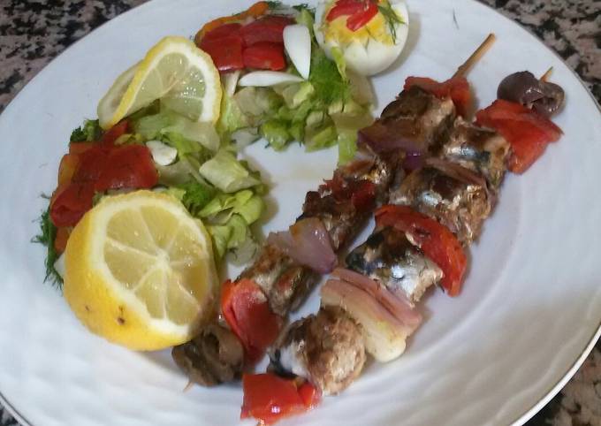 Les brochette de poisson avec des légume