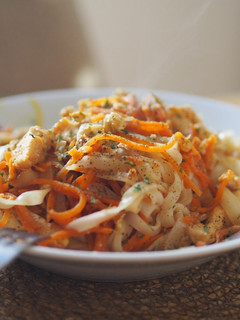 Una foto de Noodles con pollo y zanahoria