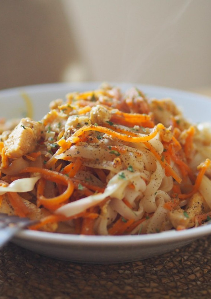Una foto de Noodles con pollo y zanahoria