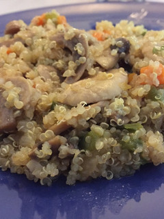 Una foto de Quinoa con verduras y soja