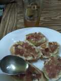 Crostinis de jamón serrano, pera y miel