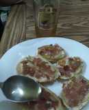 Crostinis de jamón serrano, pera y miel