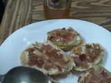 Crostinis de jamón serrano, pera y miel